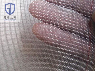 夏天覆盖防虫网如何防风又通风？